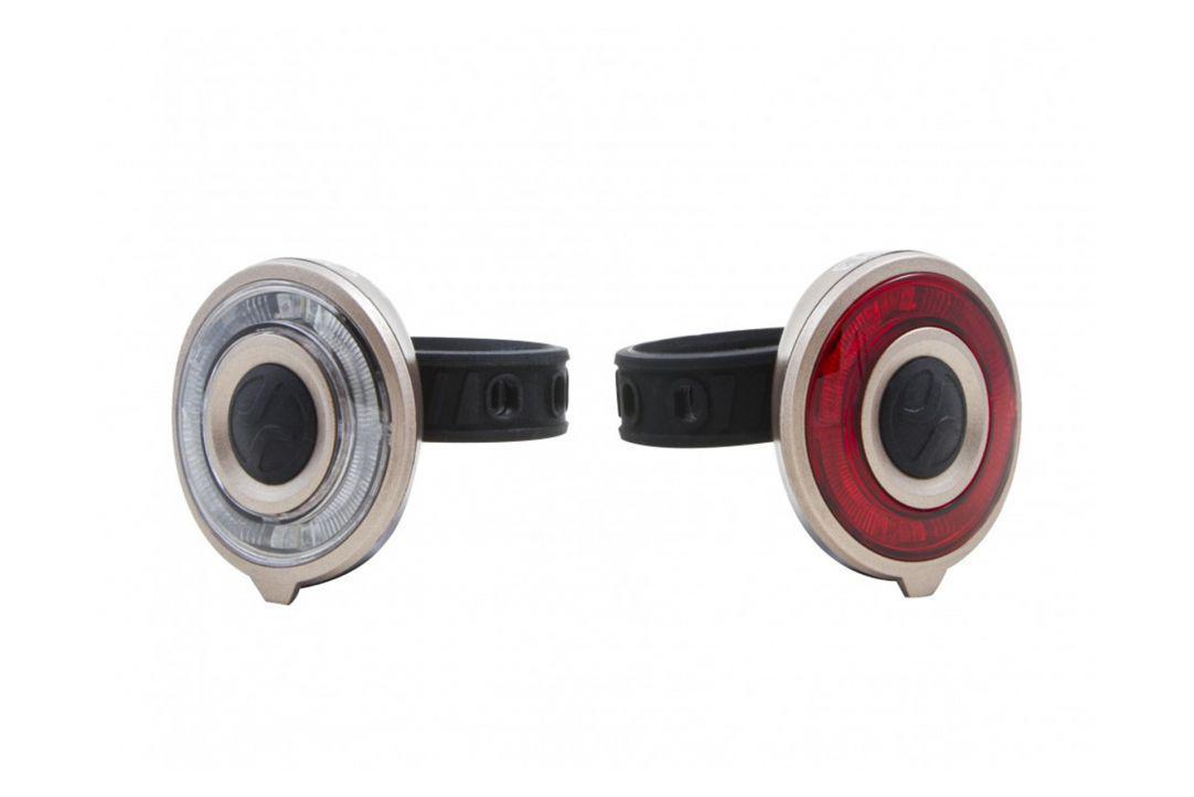 Set lumini far+stop, 2 LED-uri rosii, 2 LED-uri uri albe, Baterii: 2 x 2 CR2032 3V, Greutate: 2x35gr, Autonomie:70/95 h